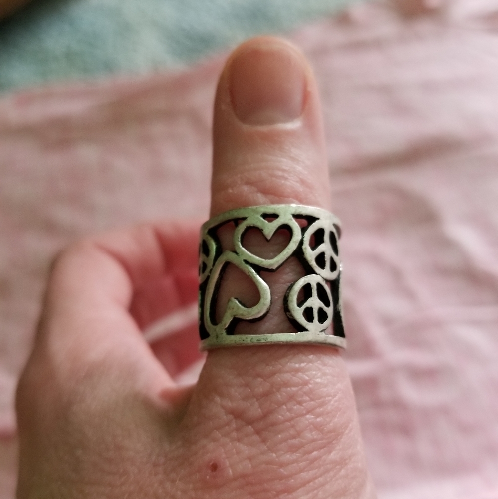 Groovy thumb ring